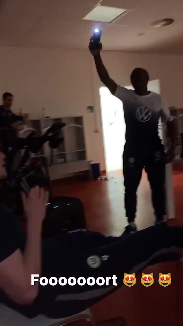 唱得不错哟🎶韦霍斯特效力狼堡期间在更衣室K歌