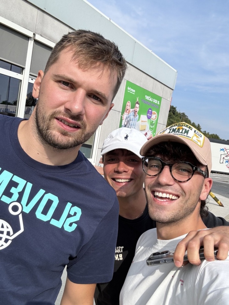 开云网页版-意大利球迷加油站巧遇东契奇 惊叹其暴瘦30斤险些错过