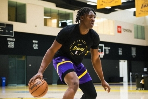 未来可期湖人官推晒阿杜-蒂耶罗训练照：新秀在投入训练