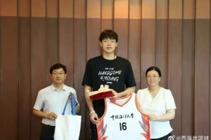 媒体人：杨瀚森来中国海洋大学领取自己的本科录取通知书