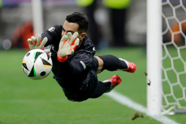 开云网页版-点球3连扑！当年被C罗安慰的科斯塔今天救了C罗