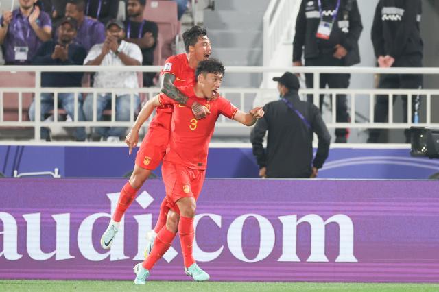 弃办亚洲杯国足来还债？扬科纠错后破门却遭吹掉