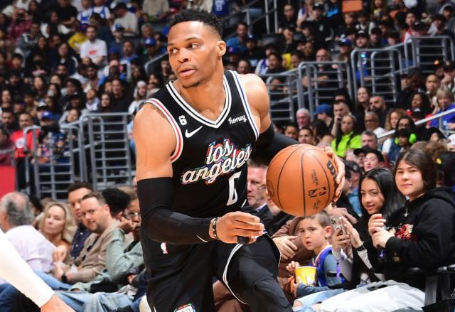 开云官网-比在湖人更舒适！韦少回暖正当时 卢指导更会用他